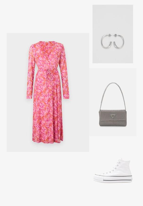 Dolga obleka z dolgimi rokavi v roza barvi, ki ima cvetlični vzorec v oranžni barvi, s pasom na vezanje in padajočo A-silhueto.; Beli visoki platneni športni čevelj z črnim gumijastim podplatom, sprednjim gumijastim zaščitnikom za prste in šestimi luknjicami za vezalke, ki se ponaša s preprostim, minimalističnim dizajnom.; Svetlo siva kovinska torbica z verižnim ročajem, okrašena z majhnimi okroglimi kovinskimi bleščicami in trikotnim logotipom blagovne znamke.; Srebrne obročaste uhane z gladko, sijočo površino. Zaobljena oblika, lahka zasnova, z zapiranjem na zatič.