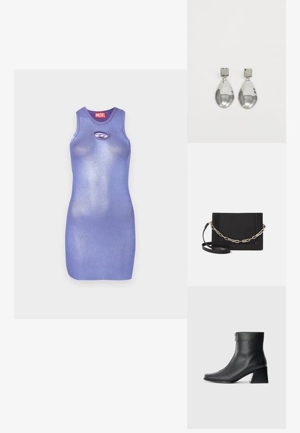 Robe en maille côtelée violette avec un col rond et détail de découpe en forme de clé. Design élégant et cintré. Nom de la marque affiché sur l'étiquette.; Bottine en cuir noir avec un bout carré, fermeture éclair sur le côté et talon bloc sur fond clair uni.; Sac bandoulière en cuir noir avec une texture lisse, de forme rectangulaire et un détail en chaîne métallique à l'avant. Sangle réglable incluse.; Boucles d'oreilles en argent avec un clou carré, présentant une finition lisse et polie ainsi qu'une forme en goutte d'eau, réfléchissant la lumière grâce à une surface brillante.