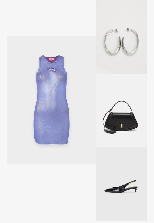 Lila ribbad stickad klänning med rund halsringning och nyckelhålskärning. Elegant, figurnära design. Varumärket visas på etiketten.; Svart läder slingback-hälar med spetsig tå, med en smal klack och en guldtonad detalj på den justerbara remmen. Slät textur.; Svart läderhandväska med en strukturerad design, som har en avskuren form, ett handtag upptill och guldiga detaljer. Justerbar axelrem ingår.; Silverfärgade hoopsörhängen med en slät, böjd design. Har en glänsande metallisk yta och ett stiftlås. Inga synliga mönster eller detaljer.