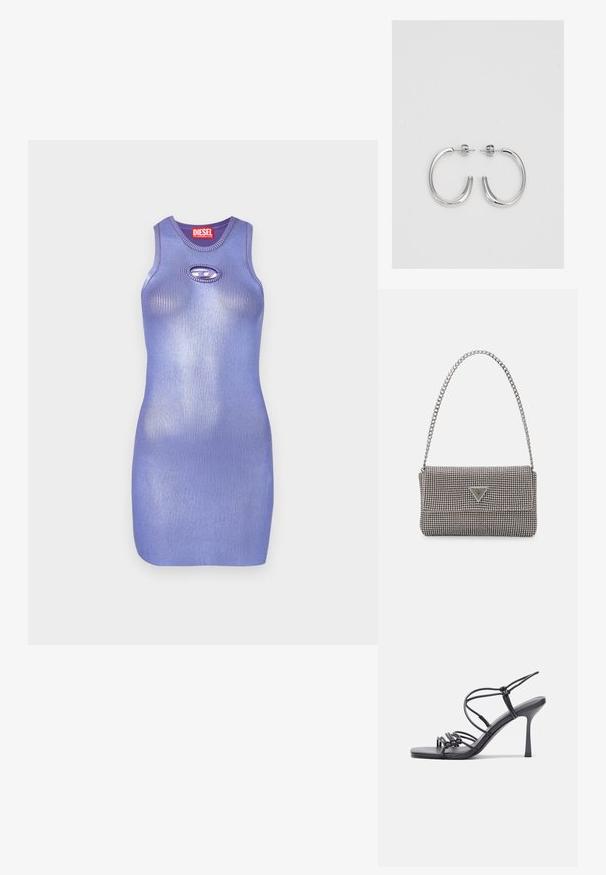 Lila bordás kötött ruha kerek nyakkivágással és kulcslyuk fazonnal. Simának tűnő, testhezálló dizájn. A márkaneve a címkén látható.; Fekete magas sarkú szandálok vékony pántokkal, csomózott mintával, sima négyzetes orral és karcsú stiletto sarkal rendelkeznek.; Világosszürke fémes kézitáska lánc pánttal, kis kör alakú fém kifinomult díszítéssel és háromszög alakú márkagéppel.; Ezüst karika fülbevalók sima, fényes felülettel. Lekerekített forma, könnyű kialakítással, tűs zárómechanizmussal.