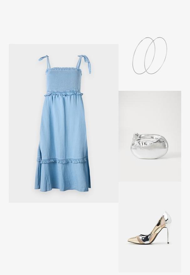 Hellblaues, ärmelloses Kleid mit einem gerafften Oberteil, Rüschendetails und einem ausgestellten Rock. Der Stoff wirkt weich mit einer leicht strukturierten Oberfläche.; Spitz zulaufender High-Heel-Schuh in einer Farbgestaltung aus Silber, Gold und Nude. Glänzende Oberfläche mit Ausschnittdesign und stiletto Absatz.; Silberne metallic Pouch-Tasche mit einer sanften, abgerundeten Form und einem geknoteten Verschluss oben. Hergestellt aus glattem Kunstleder.; Silberne Creolen mit minimalistischem Design. Rundform, glatte Oberfläche und dünnes Profil. Leichtgewichtig mit hochglänzender Oberfläche.