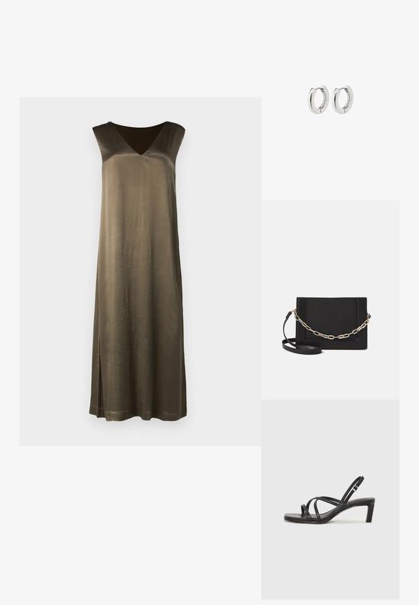 Ilga, alyvuogių žalios spalvos be rankovių su V formos iškirpte suknele, lygaus paviršiaus ir šonine plyšy. Pagaminta iš sedaicinio tipo medžiagos. Paprasta, tiesi siluetas.; Juodi šlepetės su kvadratiniu pirštu ir žemu bloku kulnu. Yra keli ploni dirželiai ir reguliuojamas kulkšnies diržas. Pagaminti iš lygios odos.; Juodas odinis per petį nešiojamas krepšys turi lygų paviršių, stačiakampio formą ir metalinę grandinėlę priekyje. Pridedama reguliuojama dirželis.; Sidabriniai auskarai su poliruotu paviršiumi, turintys apvalią dizaino formą ir be siūlių vyriukus, rodantys lygų paviršių.