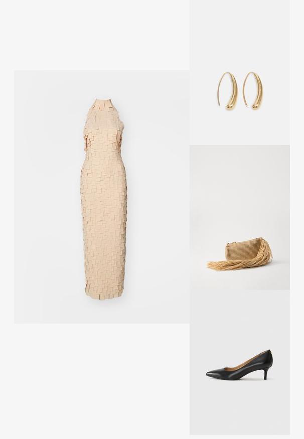 Pfirsichfarbenes Kleid mit einzigartigem strukturiertem Design, das aus geschichteten, rechteckigen Stoffstücken besteht. Ärmellos mit hohem Halsausschnitt und figurbetonter Passform.; Schwarzer Lederpumps mit spitzem Zehenbereich, niedrigem Absatz und glatter Textur. Verfügt über eine leichte Öffnung an der Vorderseite und minimale Beschläge an der Rückseite.; Cult Gaia VIERA - Clutch - natural; Goldfarbene Metall-Hoops mit einer geschwungenen, länglichen Form. Sie verfügen über eine glatte, glänzende Oberfläche und eine abgerundete Spitze für zusätzliche Details.