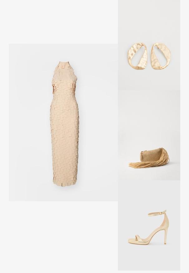 Abito color pesca con un design testurizzato unico, caratterizzato da pezzi di stoffa rettangolari sovrapposti. Senza maniche, con collo alto e forma aderente.; Sandal con tacco alto in metallo dorato, con punta aperta, cinturino alla caviglia con fibbia e suola a piattaforma per un'altezza aggiuntiva. Texture liscia.; Cult Gaia VIERA - Pochette - natural; Un paio di orecchini in metallo di tonalità dorata, di forma ovale irregolare, con superficie texturizzata e leggermente martellata, su uno sfondo bianco.