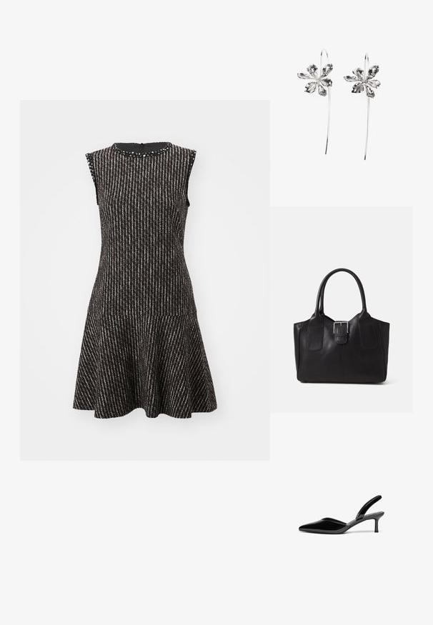 Svart ärmlös klänning med en utsvängd kjol, som har vertikala ränder i silver och rosa. Texturerat tyg med en subtil lyster.; Svarta lackläder slingback-hälar med spetsig tå, låg stilettklack och en stilren, enkel design utan utsmyckningar.; Svart läder tote-väska med slät yta, strukturerad form, två handtag och en framträdande silverfärgad spänne på framsidan.; Silverfärgade blommiga örhängen med en strukturerad yta, som har långa krokar och kronbladsliknande detaljer för en intrikat design.