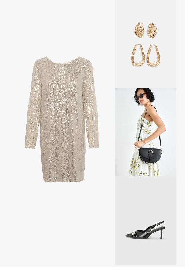 Pailletten Kleid in hellem Beige mit langen Ärmeln und rundem Ausschnitt, das ein strukturiertes Muster aus glänzenden, reflektierenden Pailletten aufweist.; Schwarzer Lackleder Slingback-Schuh mit spitzem Zehenbereich, Knöchelriemen mit silbernen Schnallen und Beschlägen sowie einem schlanken Absatz.; Schwarze Lederhandtasche mit geschwungener Form, abnehmbarem Tragegurt und goldenen Beschlägen. Die Tasche verfügt über einen Deckel mit einer Schnallen-Details.; Ohrringe in Goldoptik mit strukturierten, gewellten Formen. Beinhaltet skulpturale Clip-Ohrringe und ein offenes Hoop-Design mit gehämmertem Finish.