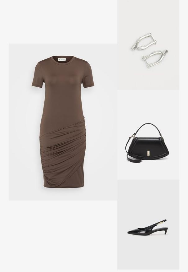 Brun passformad klänning i mjukt, elastiskt tyg. Har rund halsringning, korta ärmar och samlad detalj på ena sidan.; Svart läder slingback-hälar med spetsig tå, med en smal klack och en guldtonad detalj på den justerbara remmen. Slät textur.; Svart läderhandväska med en strukturerad design, som har en avskuren form, ett handtag upptill och guldiga detaljer. Justerbar axelrem ingår.; Silverfärgade metallörhängen med en vågliknande design, med loppande kurvor och en texturerad kant. Närbild av detalj på metalldelarna är synlig.