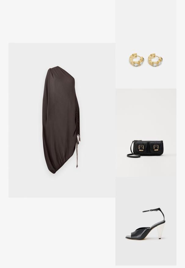 Asymmetrisch bruin stoffen drape, met een geplooide zijkant en een trekkkoorddetail, gladde textuur en minimalistisch ontwerp.; Zwarte leren hoge hak sandaal met open teen, asymmetrisch ontwerp, enkelbandje en een metalen kegelvormige hak. Glad oppervlak over het geheel.; Zwarte leren schoudertas met twee vo pockets, gouden gespen, ritsluiting en een smalle band. Tekstuur oppervlak en compacte rechthoekige vorm.; Gouden creolen met een getextureerd ontwerp en drie heldere kristalaccenten aan één zijde, wat een moderne geometrische esthetiek biedt.