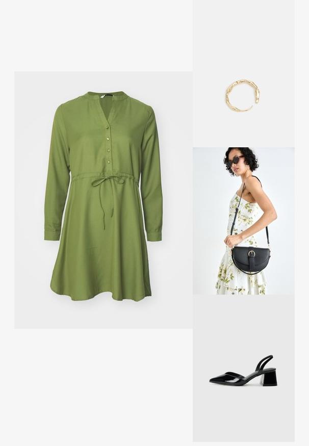 Grünes langärmliges Kleid mit V-Ausschnitt, Knopfverschluss, tailliertem Bindegürtel und schwingendem Rock. Glatter Stoff und schlichtes Design.; Schwarze Lackleder-Slingback-High Heels mit spitzem Schuh und einem geometrischen Blockabsatz. Verfügt über ein schlankes, minimalistisches Design und eine glatte Textur.; Schwarze Lederhandtasche mit geschwungener Form, abnehmbarem Tragegurt und goldenen Beschlägen. Die Tasche verfügt über einen Deckel mit einer Schnallen-Details.; Goldfarbener Ring mit einem organischen, gedrehten Design, glatter Oberfläche und sich verjüngenden Enden, was ein modernes, skulpturales Erscheinungsbild erzeugt.