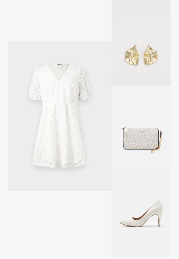 Robe blanche avec un décolleté en V, des manches bouffantes et des détails en dentelle florale délicate. La taille élastique et la jupe évasée mettent en valeur sa texture légère.; Chaussure à talon haut en cuir verni blanc avec un bout pointu et une surface lisse, dotée d'un talon fin et d'une découpe basse autour de l'ouverture.; Porte-monnaie Michael Kors en toile enduite beige avec un motif répété de logo MK, des accessoires en or et une bandoulière en chaîne amovible.; Boucles d'oreilles en métal doré avec un design ondulé ; surface lisse et réfléchissante ; forme asymétrique ; sans motifs ni éléments visibles.