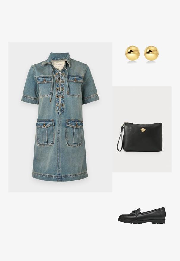 Denimkjole i lys blå med krave, korte ærmer, snørebånd foran og to brystlommer. Har syninger og gyldent hardware.; Sort læder loafersko med rund tå, der har en dekorativ sløjfe og en tekstureret gummisål for godt greb. Simpelt og fladt design.; Sort læder clutch-taske med et guld Medusa-emblem, lynlås lukning og en aftagelig rem, med en glat overflade og rektangulær form.; Guldfarvede, sfæriske øreringe med en skinnende, reflekterende overflade. Designet er enkelt og glat, hvilket skaber et moderne, minimalistisk udseende.