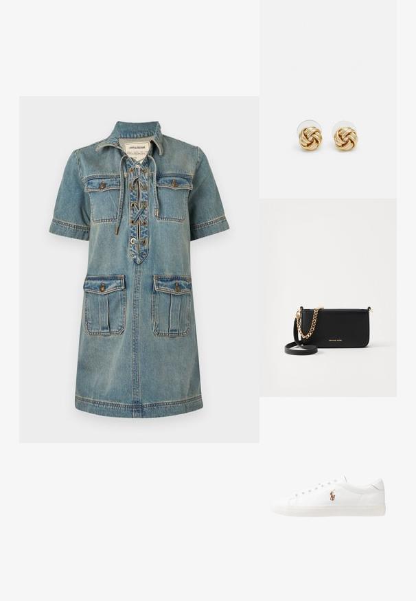 Denimkleid in Hellblau mit Kragen, kurzen Ärmeln, Schnürung vorne und zwei Brusttaschen. Mit Steppnähten und goldenen Beschlägen.; Weiße Leder-Sneaker, niedrig geschnitten, mit glatter Textur, runder Zehenpartie, Schnür vorne und kleinem gesticktem Logo an der Seite.; Schwarze Leder-Clutch mit goldener Kettenakzent, glatter Texture und goldener Logo-Details. Inklusive einem verstellbaren Tragegurt für Vielseitigkeit.; Goldfarbene Ohrstecker mit Knoten in gedrehter Ausführung. Jeder Ohrstecker verfügt über eine runde, transparente Rückseite für sicheren Halt.