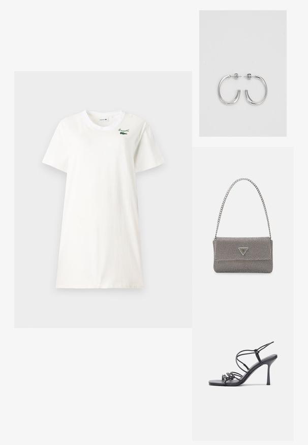 Biała bawełniana koszulka z okrągłym dekoltem, krótkimi rękawami i zielonym logo Lacoste wyszytym na lewej piersi.; Czarne sandały na wysokim obcasie mają cienkie paski z węzłowym wzorem, gładki, kwadratowy czubek i smukły obcas w stylu szpilki.; Jasnoszara metaliczna torebka na łańcuszku, ozdobiona małymi okrągłymi metalowymi ćwiekami oraz trójkątnym logo marki.; Srebrne kolczyki na biglu o gładkim, błyszczącym wykończeniu. O zaokrąglonym kształcie, lekkim designie, z zamknięciem na zatrzask.