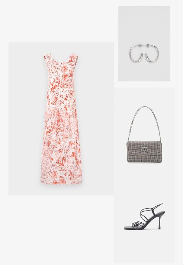 Ziedu drukas kleita gaiši rozā krāsā ar sarkanām dizainām, ar apaļu kakla izgriezumu un viļņotām plecu lencēm, kas plūst uz savāktu apakšmalu.; Melnas augstpapēžu sandales ar plāniem siksniņām un mezgla dizainu, gluda kvadrātveida purngalu un elegantu stiletto papēdi.; Gaiši pelēka metāla rokassoma ar ķēdes siksnu, rotāta ar mazām apaļām metāla kniedēm un trīsstūra zīmola logo.; Sudraba riņķveida auskari ar gludu, spīdīgu apdari. Apaļas formas, viegla dizaina, ar aizdari uz stieples.