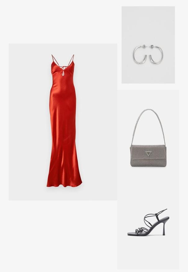 Raudonas satino maxi suknelė su prigludusia krūtinės dalimi, reguliuojamomis špagetėmis ir rakto skylutės išpjova ant kaklo. Sklandi, glotni tekstūra.; Juodos aukštakulnės sandalai pasižymi plonyčiais dirželiais su mazgo dizainu, lygiu kvadratiniu pirštu ir elegantišku stiletto kulnu.; Šviesiai pilka metalinė rankinė su grandinėlės dirželiu, papuošta mažais apvaliais metaliniais smeigėmis ir trikampiu prekės ženklu.; Sidabriniai lankelio formos auskarai su lygiu, blizgiu paviršiumi, išlenktos formos ir su užsegimu. Minimalistinio dizaino su moderniu apdaila.