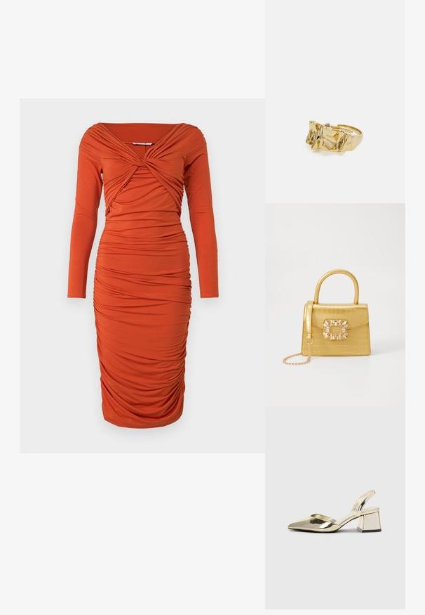 Raukšlėtas oranžinis suknelė su ilgomis rankovėmis, turinti sukurtą iškirptę ir prigludusią siluetą. Lygus audinys su tekstūriniu akcentu.; Auksiniai, metaliniai slingback aukštakulniai bateliai su smailiu pirštu ir masyviu kulnu. Lygus paviršius, minimalizmo dizainas ir siaura juostelė.; Geltonas dirbtinės krokodilo odos rankinukas su standžiu dizainu, viršutine rankena, nuimamu grandininiu dirželiu ir dekoratyviniu krištolo papuošimu ant užsegimo.; Aukso žiedas su tekstūruotu, banguotu dizainu, turintis tris iškilias viršūnes. Lygus, blizgus paviršius su atviromis juostelėmis, leidžiančiomis reguliuoti dydį.; Aukso žiedas su tekstūruotu, banguotu dizainu, turintis tris iškilias viršūnes. Lygus, blizgus paviršius su atviromis juostelėmis, leidžiančiomis reguliuoti dydį.