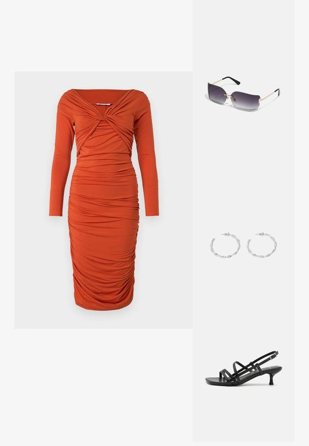 Robe orange froncée avec manches longues, dotée d'un col torsadé et d'une silhouette ajustée. Tissu lisse avec des détails texturés.; Sandales à talons noirs avec plusieurs brides entrecroisées. Matériau lisse, bout pointu et talon étroit. Bride de cheville ajustable avec boucle.; Lunettes de soleil avec une lentille dégradée grise, une monture en métal doré et des accents en plastique noir. Lentilles uniques en forme de papillon avec des branches fines.; Boucles d'oreilles en argent en forme de créoles avec un design torsadé, dotées d'une finition polie et d'une fermeture à poussoir. Mesurent environ 3 cm de diamètre.
