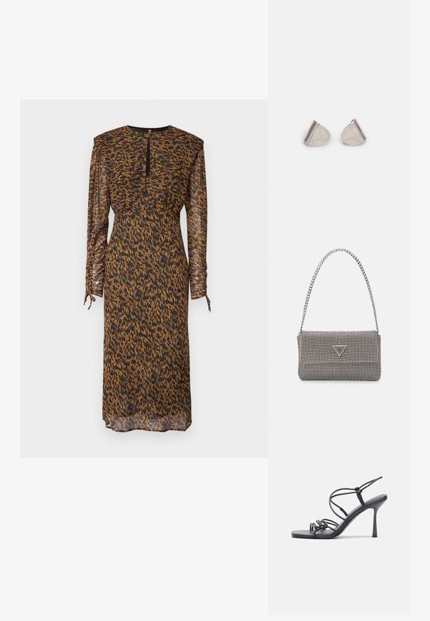 Mustat ja oranssit kuviolliset mekko pitkillä hihoilla, kokoontuneella vyötäröllä ja nauhakiinnityksillä hihoissa; kevyttä, läpikuultavaa kangasta.; Mustat korkokengät sandaalit, joissa on ohuet hihnat solmittuna, sileä neliön muotoinen varvasosa ja tyylikäs stiletto-korko.; Vaalea harmaa metallinen käsilaukku, jossa on ketjusanka. Laukku on koristeltu pienillä pyöreillä metallikoruilla ja kolmion muotoisella brändilogolla.; Hopea metalliset korvakorut, joissa on sileä, pisaramainen muoto ja kiillotettu pinta. Huomaamattomat kaiverrukset lisäävät yksityiskohtia. Minimalistinen muotoilu.