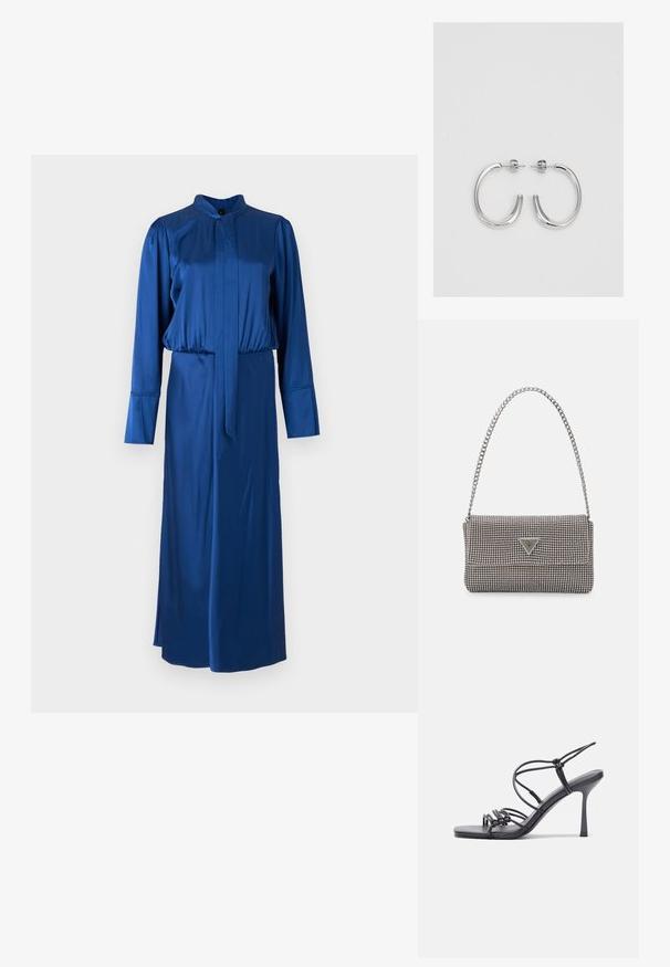 Sukienka z satyny w kolorze niebieskim z długimi rękawami, wysokim kołnierzem, talią podkreśloną wcięciem oraz pełną spódnicą z bocznym rozcięciem.; Czarne sandały na wysokim obcasie mają cienkie paski z węzłowym wzorem, gładki, kwadratowy czubek i smukły obcas w stylu szpilki.; Jasnoszara metaliczna torebka na łańcuszku, ozdobiona małymi okrągłymi metalowymi ćwiekami oraz trójkątnym logo marki.; Srebrne kolczyki na biglu o gładkim, błyszczącym wykończeniu. O zaokrąglonym kształcie, lekkim designie, z zamknięciem na zatrzask.