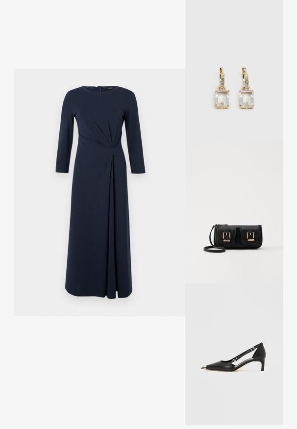 Tumši zili, garas piedurknes kleita ar apaļu kakla izgriezumu, savilkta josta un krokota svārku daļa. Izgatavota no gludas, elastīgas auduma.; Melns ādas kurpju pāris ar zemu papēdi, smailu sudraba purngali un diviem sprādzēm uz balta fona.; Melnas ādas crossbody soma ar divām priekšējām kabatām, zelta sprādzēm, ar rāvējslēdzēju aizdari un šauru siksnu. Strukturēta virsma un kompakta taisnstūra forma.; Zeltītas auskaru rotas, kuru centrā ir taisnstūra formas caurspīdīgs kristāls, kas karājas zem mazu, apaļu caurspīdīgu akcentu rindas. Elegants, mūsdienīgs dizains.