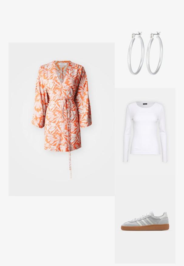 Kurzes Kimono-Kleid aus orangefarbener Stoff mit weißen tropischen Blättern, mit langen Ärmeln und einem Taillengürtel für eine anpassbare Passform.; Weißes geripptes Langarmoberteil mit Rundhalsausschnitt. Aus einem dehnbaren Stoff gefertigt, der den Körper umschmeichelt. Verfügt über dezente horizontale Streifen.; Hellgraue Wildledersneaker mit weißen Lederakzenten, drei weißen Streifen und einer braunen Gummisohle, ausgestattet mit einem gepolsterten Kragen für zusätzlichen Komfort.; Silberne Creolen mit einer glatten, polierten Oberfläche. Runder Form und sicherem Klickverschluss. Leichtes Design, geeignet für den täglichen Gebrauch.