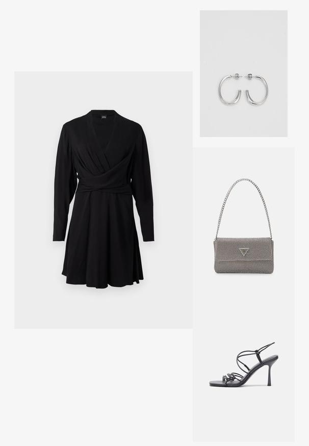 Svart omslagsklänning i mjukt tyg, med långa ärmar, V-ringning och utsvängd kjol, designad för en figursydd siluett.; Svarta högklackade sandaler har tunna remmar med en knuten design, en slät fyrkantig tå och en smal stilettklack.; Ljusgrå metallisk handväska med kedjestropp, prydd med små cirkulära metallnitar och en triangulär logotyp.; Silver hoopsörhängen med en slät, glänsande yta, med en böjd form och post-stängning. Minimalistisk design med en modern finish.