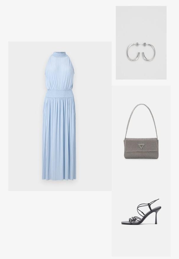 Hele sinine, ilma varrukateta midi kleit, millel on volditud tekstuur ja smock-ümbermõõt. Kujunduses on kõrge kaelus ja voolav seelikuosa.; Mustad musta värvi kontsandaalid on varustatud peente rihmadega, millel on sõlmekujundus, siledad ruudukujulised varbad ja stiilne stilettokonts.; Helehall metallik handbags, millel on kett, kaunistatud väikeste ümmarguste metallist õmblustega ja kolmnurkse brändi logoga.; Hõbedased rõngaskõrvarõngad, millel on sile ja läikiv pind. Ümar kuju, kerge disain, millel on post-tagumise kinnituse süsteem.