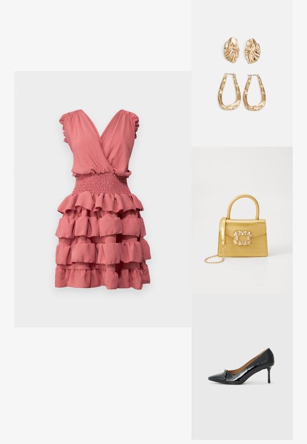 Rožnata poletna obleka z ovitim V-izrezom, napihnjenimi rokavi in smukastim pasom. Krilo ima večplastne volane, kar izboljšuje teksturiran videz.; Črne lakirane visoke pete z ostrim nosom, dekorativnim trakastim detajlom spredaj in tankim stiletto peto.; Rumeno usnjeno-usnje z vzorcem krokodila, s strukturiranim dizajnom, zgornjo ročajem, snemljivo verižico in dekorativnim kristalnim okrasjem na zaponki.; Zlato obarvani uhani z teksturiranimi, valovitimi oblikami. Vključujejo skulpturalne sponke za ušesa in odprto obliko obročka s kladivastim finišem.