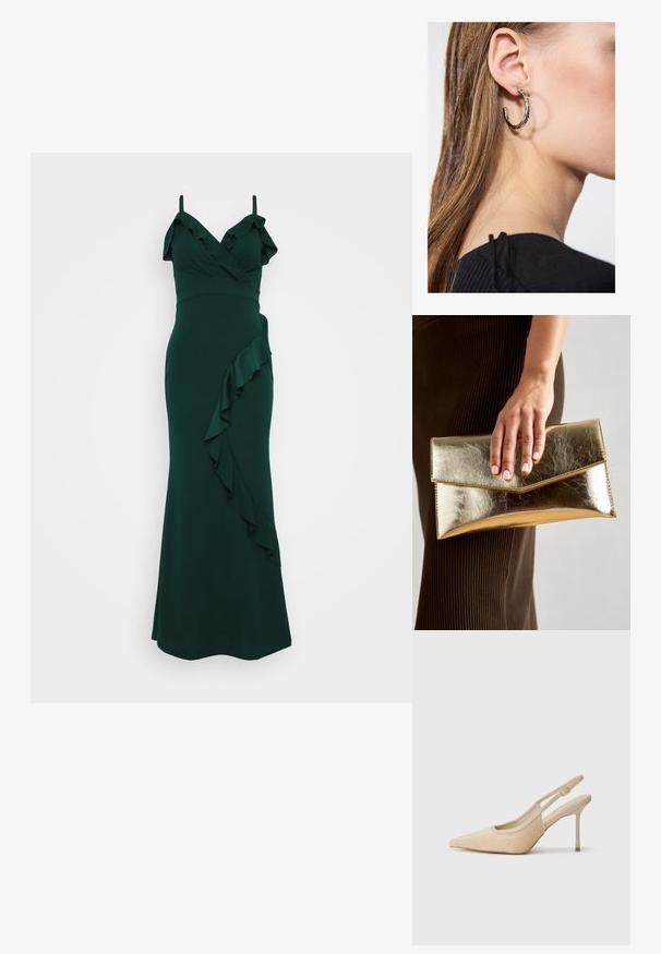 Vestido verde esmeralda com alças, decote franzido e uma renda em cascata ao longo da lateral. Feito de um tecido suave, design justo ao corpo.; Sandálias de salto alto em bege, tipo slingback, com bico fino, feitas de material texturizado, apresentando um salto fino e uma alça ajustável.; Bolsa de mão metálica dourada com uma textura suave, apresentando um fecho em aba triangular. A mão que a segura tem unhas bem cuidadas.; Brinco de argola prateada com acabamento polido, apresentando pequenos detalhes em dourado e uma forma redonda, usado na orelha.