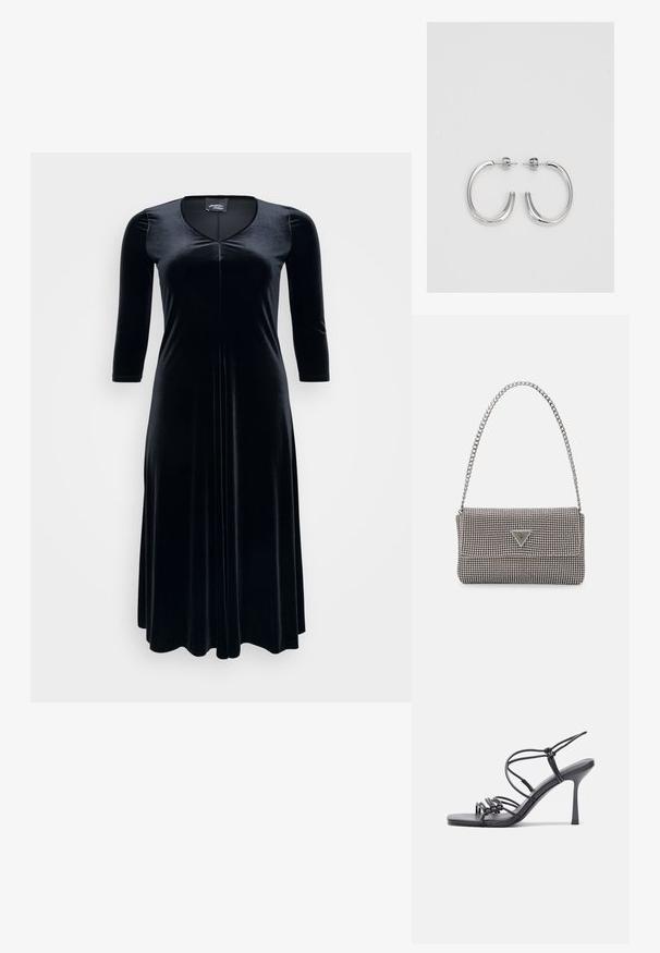 Rochie neagră din catifea, cu decolteu în V, mâneci 3/4 și fustă fluidă. Prezintă un detaliu cu cusătură frontală și o țesătură uniformă, texturată.; Sandale negre cu toc înalt au curele subțiri cu un design legat, un vârf pătrat neted și un toc stiletto elegant.; Geantă metalică gri deschis, cu un strap din lanț, decorată cu mici ținte circulare metalice și un logo de marcă triangular.; Cercei rotunzi din argint cu un finisaj neted și strălucitor. Design ușor, având o formă rotundă și închidere cu tijă.