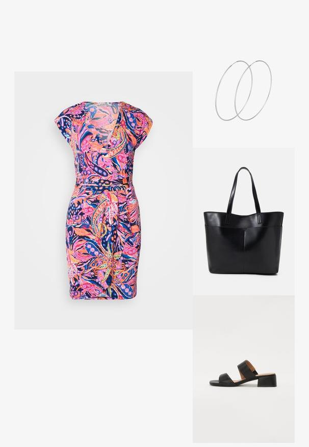 Sukienka w kwiatowy wzór z dekoltem w kształcie V, rękawami typu cap oraz dopasowanym stanem. Kolory to różowy, niebieski i pomarańczowy na ciemnym tle.; Czarne skórzane sandały z dwoma szerokimi paskami na stopie, kwadratowym czubkiem i niskim słupkowym obcasem. Gładka tekstura i minimalistyczny design.; Czarna skórzana torba na ramię z dwoma długimi uchwytami, gładką teksturą i sztywną formą. Posiada przednią kieszeń dla dodatkowego przechowywania.; Srebrne kolczyki w formie obręczy o minimalistycznym designie. Okrągły kształt, gładka faktura i cienki profil. Lekkie, z polerowanym wykończeniem.