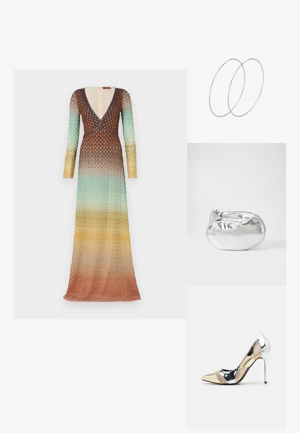 Ilgai, raštuotas suknelė su V formos iškirpte, ilgomis rankovėmis ir gradientinėmis spalvomis nuo rudos iki auksinės geltonos, pagaminta iš tekstūruoto, atvirkštinio audinio.; Aštrus pirštas aukštakulnis batelis su sidabro, aukso ir nuogų spalvų deriniu. Blizgus paviršius su išpjovos dizainu, su stiletto kulnu.; Sidabrinė metalinė maišelio forma su švelnia, apvalia forma ir mazgu užveriamu viršumi. Pagaminta iš lygios dirbtinės odos medžiagos.; Sidabrinės pusmėnulio auskarai minimalistiniu dizainu. Apskritimo forma, lygus paviršius ir plonas profilis. Lengvi su poliruotu apdailu.