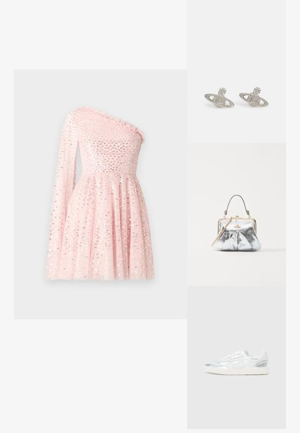 Ružičasta haljina s jednim ramenom, s prozirnom dugom rukavom, ukrašena šljokicama, s volanastim izrezom i raširenom suknjom.; Bijele tenisice s metalik srebrnim detaljima, glatke teksture, okruglog vrha, ravnog đona i klasičnim vezanjem.; Vivienne Westwood GRANNY FRAME PURSE - Ručna torba - silver; Srebrne naušnice u obliku Saturna, s teksturiranim planetom i prstenom, ukrašene malim prozirnim kristalima i kopčom u obliku mašne.