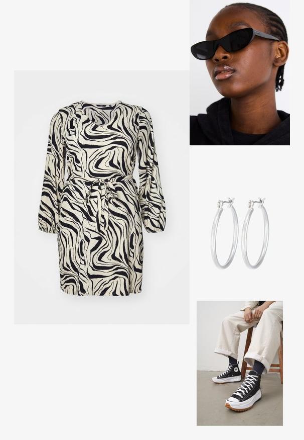 Kratke rokavice obleka v kremni in črni spirali zebre, s pasom in okroglo izrezom. Teksturen material.; Črne visoke tenisice z belimi vezalkami in gumijastim zaščitnim vrhom. Pogrnjen debel bel podplat z teksturiranim rjavim zunanjim podplatom, obute z mornarskimi črtastimi nogavicami.; Črne mačkaste sončna očala z mat površino, ki se ponašajo s prefinjenim dizajnom in rahlo ukrivljenimi robovi, nastavljene ob modelovih temnih oblačilih.; Srebrni obroči za ušesa z gladko, polirano površino. Okrogla oblika in varna zaponka s klikom. Lahka zasnova, primerna za vsakodnevno nošenje.