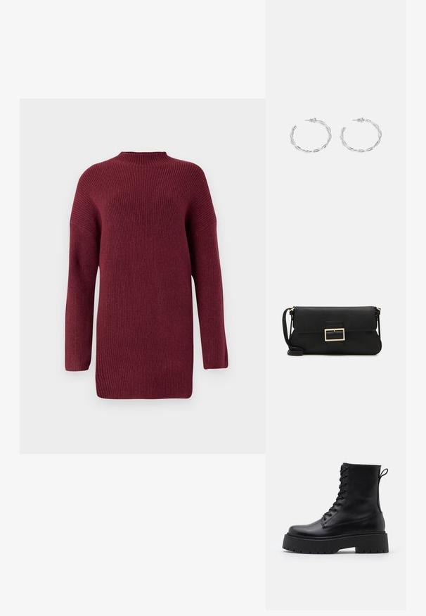 Burgunderrød strikkegenser med høy hals, ribbestruktur, lange ermer og en avslappet passform, med senket skuldre og rett kant.; Sorte skinn ankelstøvler med rund tå, snøring foran og tykk gummisåle med teksturert mønster. Håndtak bak.; Svart lær clutch-veske med klaff og detalj i gullmetall. Inkluderer en svart stropp og et strømlinjeformet, minimalistisk design.; Sølv hoops øredobber med en tvistet design, som har en polert finish og bakstøtte. Mål omtrent 3 cm i diameter.