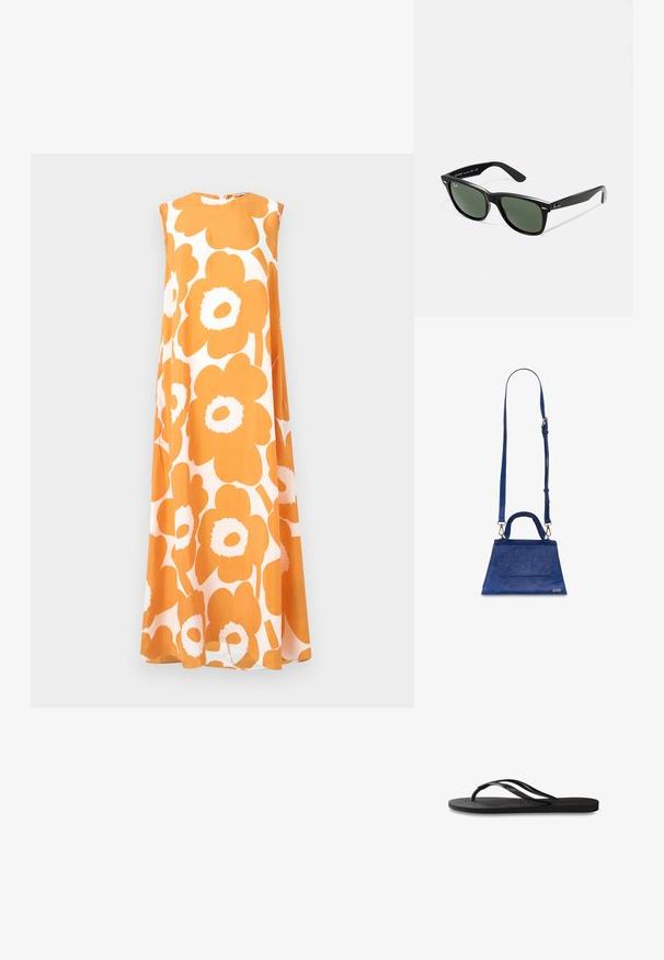 En ermeløs kjole med løs passform, med et dristig oransje- og hvitblomstret mønster på lett stoff. Rund hals og knelengde.; Svart flip-flop med teksturert gummisåle, to slanke stropper og en subtil, preget logo på stroppen.; Sorte plast-solbriller med grønne linser, firkantede rammer, sølvdetalje på brynene, og teksturerte stangarmen. Angitt merke på indre arm.; Blå faux lær veske med trekantet form, håndtak på toppen og justerbar skulderreim. Har en glatt tekstur og frontlokk detaljer.