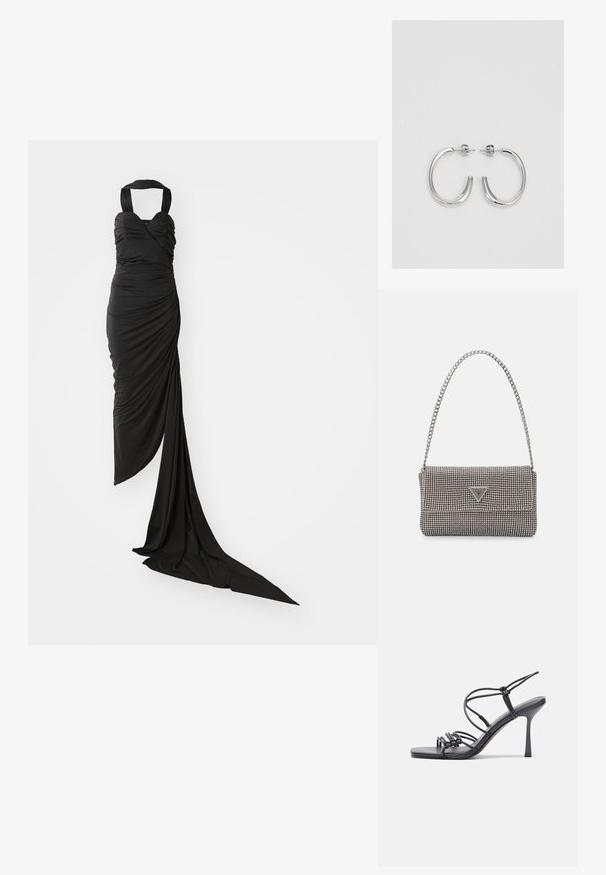 Fekete estélyi ruha pánt nélküli nyakkivágással, redőzött felsőrésszel és lebegő vonallal. Sima anyagból készült, testhez álló sziluettel és redőzött textúrával.; Fekete magas sarkú szandálok vékony pántokkal, csomózott mintával, sima négyzetes orral és karcsú stiletto sarkal rendelkeznek.; Világosszürke fémes kézitáska lánc pánttal, kis kör alakú fém kifinomult díszítéssel és háromszög alakú márkagéppel.; Ezüst karika fülbevalók sima, fényes felülettel. Lekerekített forma, könnyű kialakítással, tűs zárómechanizmussal.