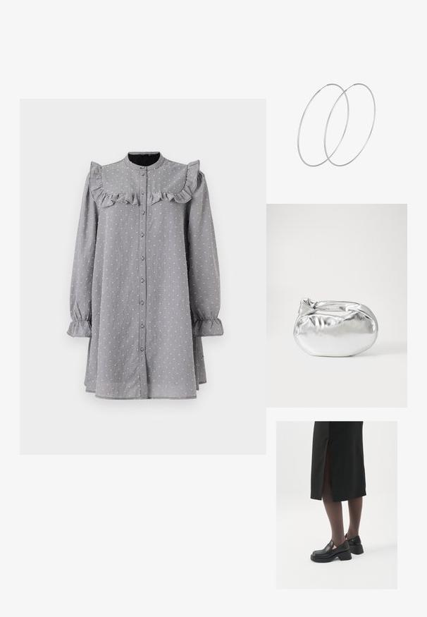 Vestido gris de botones con escote rizado, mangas largas y puños elásticos. Presenta un sutil patrón texturizado y un corte holgado.; Zapatos de piel negra con punta redondeada, tacón grueso y bloque, y acentos elásticos en los laterales, combinados con unos pantys oscuros y una falda negra con una abertura.; Bolsa de pouch metálica plateada con una forma suave y redondeada y un cierre en la parte superior con un nudo. Hecha de un material de imitación de cuero suave.; Pendientes de aro plateados con un diseño minimalista. Forma circular, textura suave y perfil delgado. Livianos con un acabado pulido.