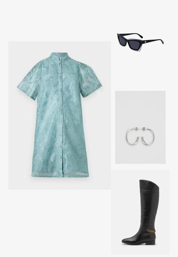 Abito camicia a maniche corte in tessuto azzurro scintillante con un motivo testurizzato, dotato di colletto a tazza e chiusura frontale con bottoni.; Alti stivali in pelle nera dal design elegante, punta affusolata e dettagli in catena dorata alla caviglia. Tacco a blocco basso. Texture liscia.; Occhiali da sole oversize neri dalla forma geometrica, con lenti scure e un dettaglio grigio a contrasto sulla montatura. Logo sul braccio.; Orecchini a cerchio in argento con una finitura liscia e lucente. Forma arrotondata, design leggero, con chiusura a perno.