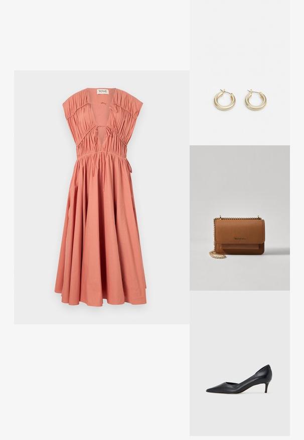Persikofärgad klänning med korta, strukturerade ärmar, plisserad midja, djup V-ringning, knytdetalj och en flödande kjol. Tillverkad av bomullsmaterial.; Svart läderpumps med spetsig tå och låg klack. Har en slät textur och subtil glans. Öppet utskuret fram för extra detalj.; Brun texturerad läder crossbody-väska med guldkedja och klaffstängning. Framsidan har logotypdetalj och en ficka under klaffen.; Lauren Ralph Lauren BASIC SMALL HOOP - Örhänge - gold-coloured