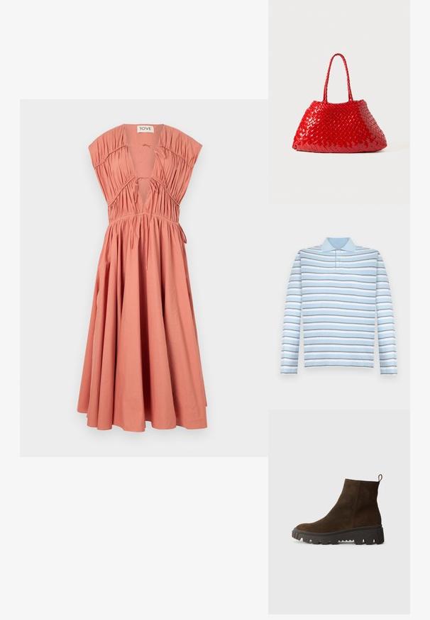 Persikkavärinen mekko, jossa on lyhyet, rakenteelliset hihat, poimutettu yläosa, syvä V-pääntie, nauhakiinnitys ja laskeutuva hame. Puuvillamateriaali.; Vaaleansininen pitkähihainen poolopaita, jossa on vaakasuoria harmaita ja valkoisia raitoja sekä kauluksen kanssa.; Ruskoharmaa nahkasaapas nilkkoihin, jossa on paksu musta kumipohja, hieno korko ja vetotappi takana helppoa pukemista varten.; Punottu punainen käsilaukku kiiltävällä pinnalla, jossa on letitetyt kahvat. Erityinen kolmiomainen muoto ja karheus tiheällä pinnalla.