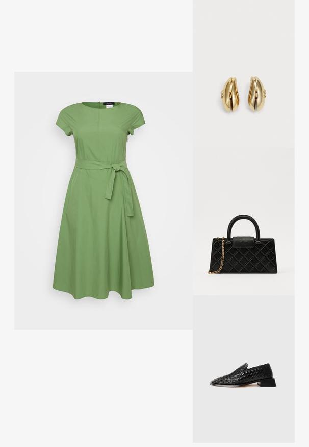 WEEKEND MaxMara MAGMA - Dienas kleita - verde; Melnas ādas austus ievilkšanas kurpes ar zemu bloku papēdi un viļņotu malu, attēlotas uz baltā fona.; Melnā rokassomiņa, kas izgatavota no teksturētas ādas, ar dimanta rakstu, zelta toņa ķēdes siksnu un augšējo rokturi ar logo reljefā slēgšanu.; Zelta tonis auskari ar plūstošu, izliekta dizaina formu. Katrs auskar ir ar gludu virsmu un nelielu aizdari ar dekoratīvu detaļu.