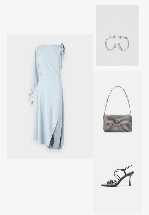 Šviesiai mėlyna suknelė, su viena ilga rankove ir surištu akcentu, asimetriška apdaila, minkšta tekstūra ir sklandi drapiruotė.; Juodos aukštakulnės sandalai pasižymi plonyčiais dirželiais su mazgo dizainu, lygiu kvadratiniu pirštu ir elegantišku stiletto kulnu.; Šviesiai pilka metalinė rankinė su grandinėlės dirželiu, papuošta mažais apvaliais metaliniais smeigėmis ir trikampiu prekės ženklu.; Sidabrinės auskarai žiedai su lygiu, blizgiu paviršiumi. Suapvalinta forma, lengvas dizainas, su uždarymu ant smeigtuko.