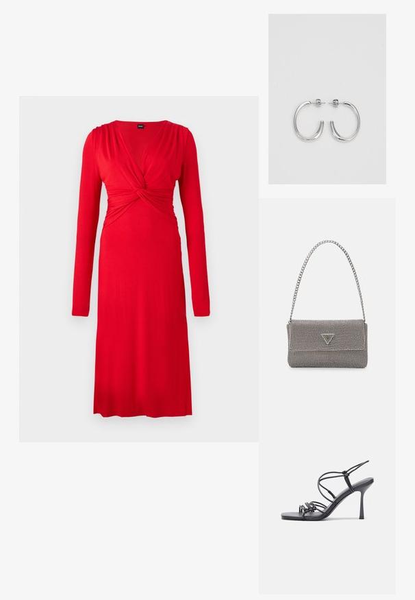 Röd långärmad klänning med djup V-ringning och tvistdetalj vid midjan. Tillverkad av ett mjukt tyg, faller den till mitt på vaden.; Svarta högklackade sandaler har tunna remmar med en knuten design, en slät fyrkantig tå och en smal stilettklack.; Ljusgrå metallisk handväska med kedjestropp, prydd med små cirkulära metallnitar och en triangulär logotyp.; Silver hoopsörhängen med en slät, glänsande yta, med en böjd form och post-stängning. Minimalistisk design med en modern finish.