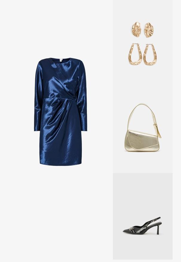 Tengerészkék ruha fényes, könnyű anyagból. Hosszú ujjakkal, átkötős kialakítással és deréknál összegyűrt részletekkel.; Fekete lakk bőr, hegyes orrú slingback cipő, boka pántokkal, ezüst csatokkal és hardverelemekkel, valamint karcsú sarkú.; Arany fémes kézi táska, strukturált dizájnnal, sima felülettel és állítható pánttal. Egyedi háromszög alakú, minimalistának mondható varrásokkal rendelkezik.; Aranyszínű fülbevalók, texturált, hullámos formákkal. Tartalmazza a szobrászati klipszes studokat és az open hoop kialakítást, kalapácsos felülettel.