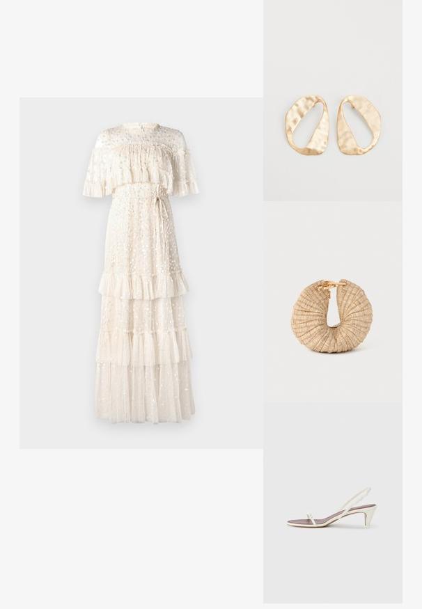 Krémové maxi šaty z priesvitnej látky, s vrstvenými volánmi, kvetinovými dekoráciami a pásikom na viazanie, s vysokým výstrihom a krátkymi rukávmi.; Biele sandále na opätku so slabým podpätkom, tenkými pásikmi a hladkým koženým povrchom; obsahujú malú dekoratívnu sponu.; Cult Gaia UBAH - Listová kabelka - wheat; Pár nepravidelných oválnych zlatistých kovových náušníc s textúrovaným, mierne rozbitým povrchom na bielom pozadí.