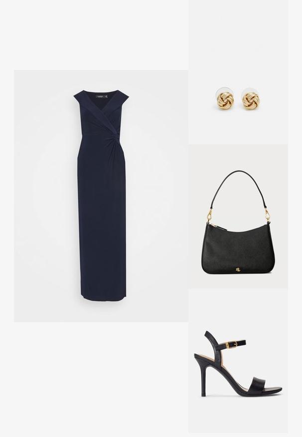 Marineblå lang kjole med V-hals, korte ermer, tvunnet knute detalj i livet og et glatt, flytende stoff.; Sorte høyhælte sandaler med glatt skinnoverside, åpen tå og et enkelt stroppdesign med en gullspenne som aksent.; Svart lærveske med en strukturert design, med glidelås, avtakbar stropp og detaljer i gull.; Gullfarget knute stud-øreringer med en vridd design. Hver ørering har en sirkulær klar bakside for sikker bruk.