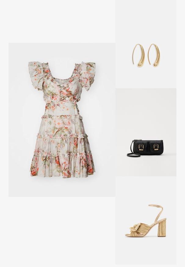 Needle & Thread PARADISE GARDEN BACKLESS MICRO MINI DRESS - Cocktailkjole - moonshine; Gullfargede sandaler med hæl, knute foran, plissert tekstur og ankelreim. Blokkhælen har et ribbet design som forbedrer grepet.; Svart skinn crossbody veske med to frontlommer, gyldne spenner, glidelåslukking og en slank stropp. Teksturert overflate og kompakt rektangulær form.; Gullfargede metalløredobber med en buet, forlenget form. Har en jevn, blank overflate og en avrundet tupp for ekstra detaljer.