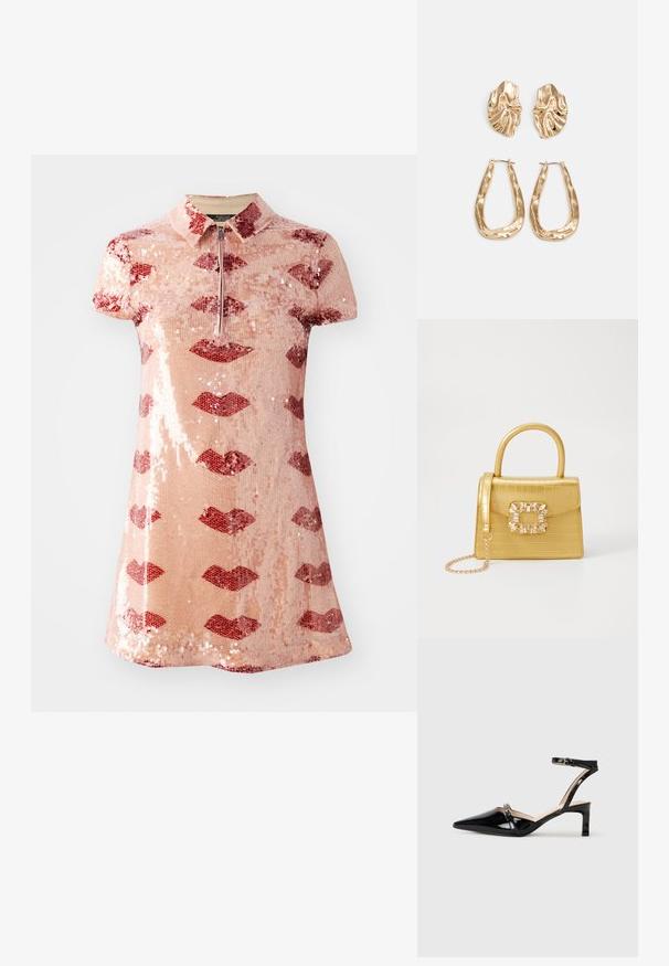 Trumpas rožinis pailgas suknelės stiliaus suknelė, padengta blizgučiais, su raudonomis lūpų iliustracijomis ir priekyje užtrauktuku.; Juodos lakinės odos šalutinės kulniukės su smailiu pirštu, kulkšnies dirželiu ir mažu kulnu, su subtiliais dirželiais.; Geltonas dirbtinės krokodilo odos rankinukas su standžiu dizainu, viršutine rankena, nuimamu grandininiu dirželiu ir dekoratyviniu krištolo papuošimu ant užsegimo.; Auksinės auskarai, turintys tekstūruotus, bangų formos elementus. Įeina skulptūriniai segami auskarai ir atviri lankai su išmuštu paviršiumi.