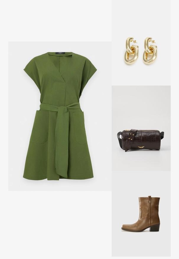 Vestido verde-oliva com mangas curtas, decote em V, dois bolsos frontais e um cinto amarrado na cintura. Feito de tecido leve.; Bota de tornozelo em couro castanho com bico quadrado, acabamento texturizado e salto baixo em camadas. Apresenta uma alça na parte de trás e detalhes de costura discretos.; Bolsa de couro com textura de crocodilo na cor marrom, com forma cilíndrica, metalizações em tom dourado e uma alça destacável com tachas.; Rabanne XL LINK  DOUBLE HOOP EARRINGS - Brincos - gold-coloured
